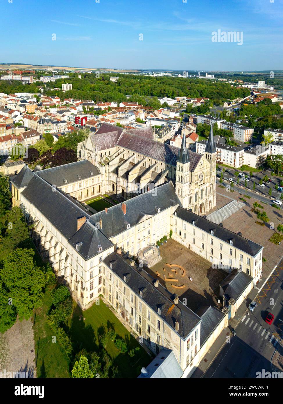 Francia, Marna, Reims, basilica di St Remi e museo, patrimonio mondiale dell'UNESCO (vista aerea) Foto Stock