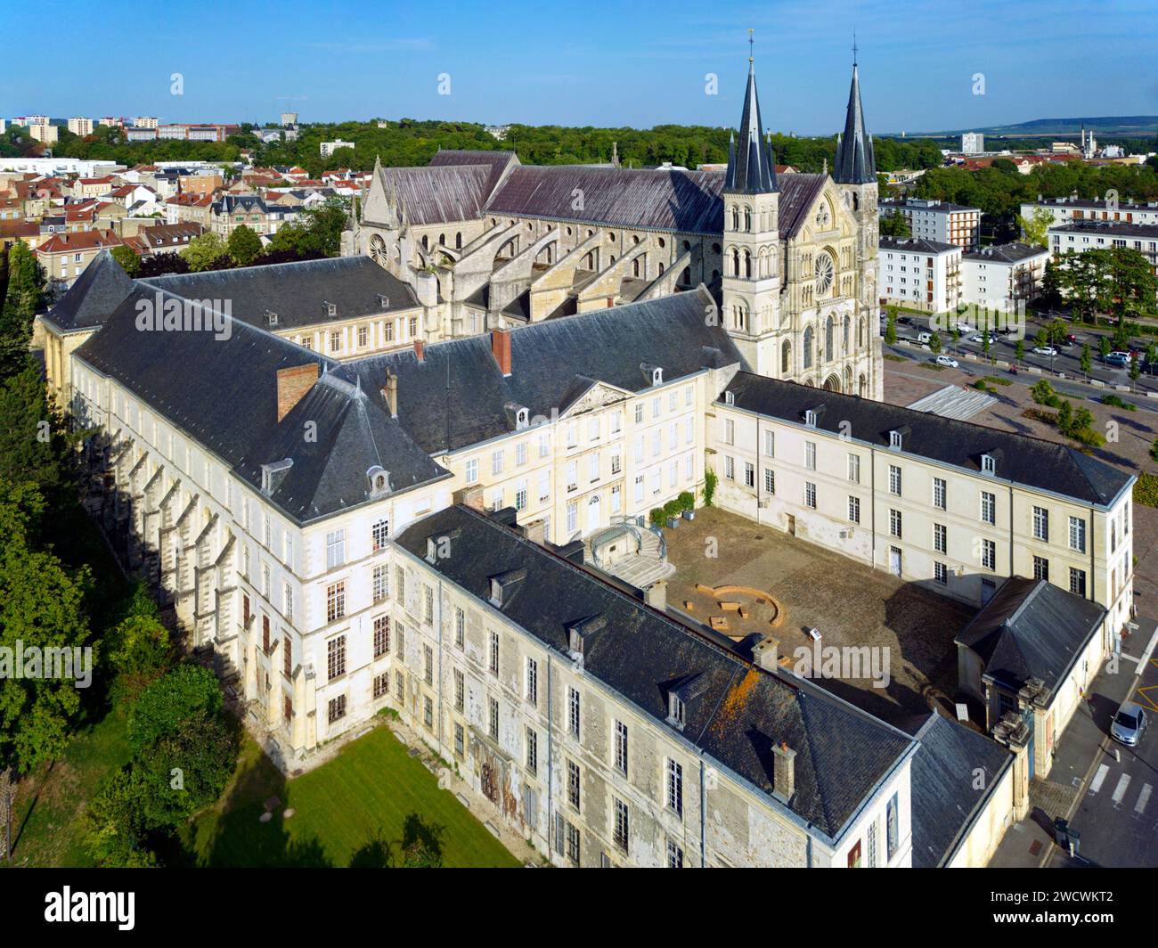 Francia, Marna, Reims, basilica di St Remi e museo, patrimonio mondiale dell'UNESCO (vista aerea) Foto Stock