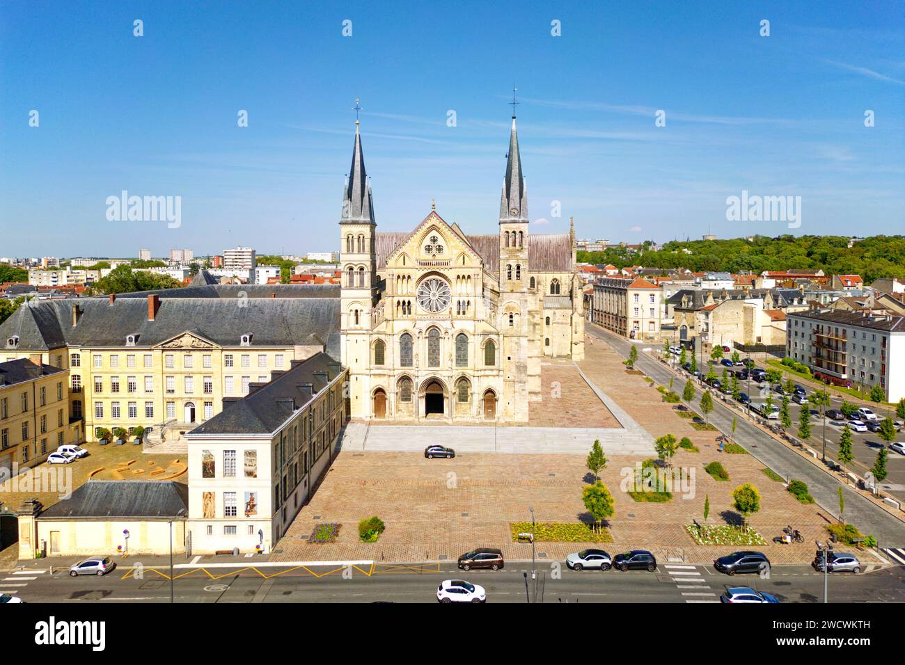 Francia, Marna, Reims, basilica di St Remi e museo, patrimonio mondiale dell'UNESCO (vista aerea) Foto Stock