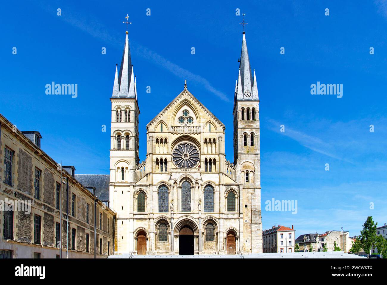 Francia, Marna, Reims, Basilica di St. Remi dichiarata Patrimonio dell'Umanità dall'UNESCO, piazzale e facciata occidentale Foto Stock