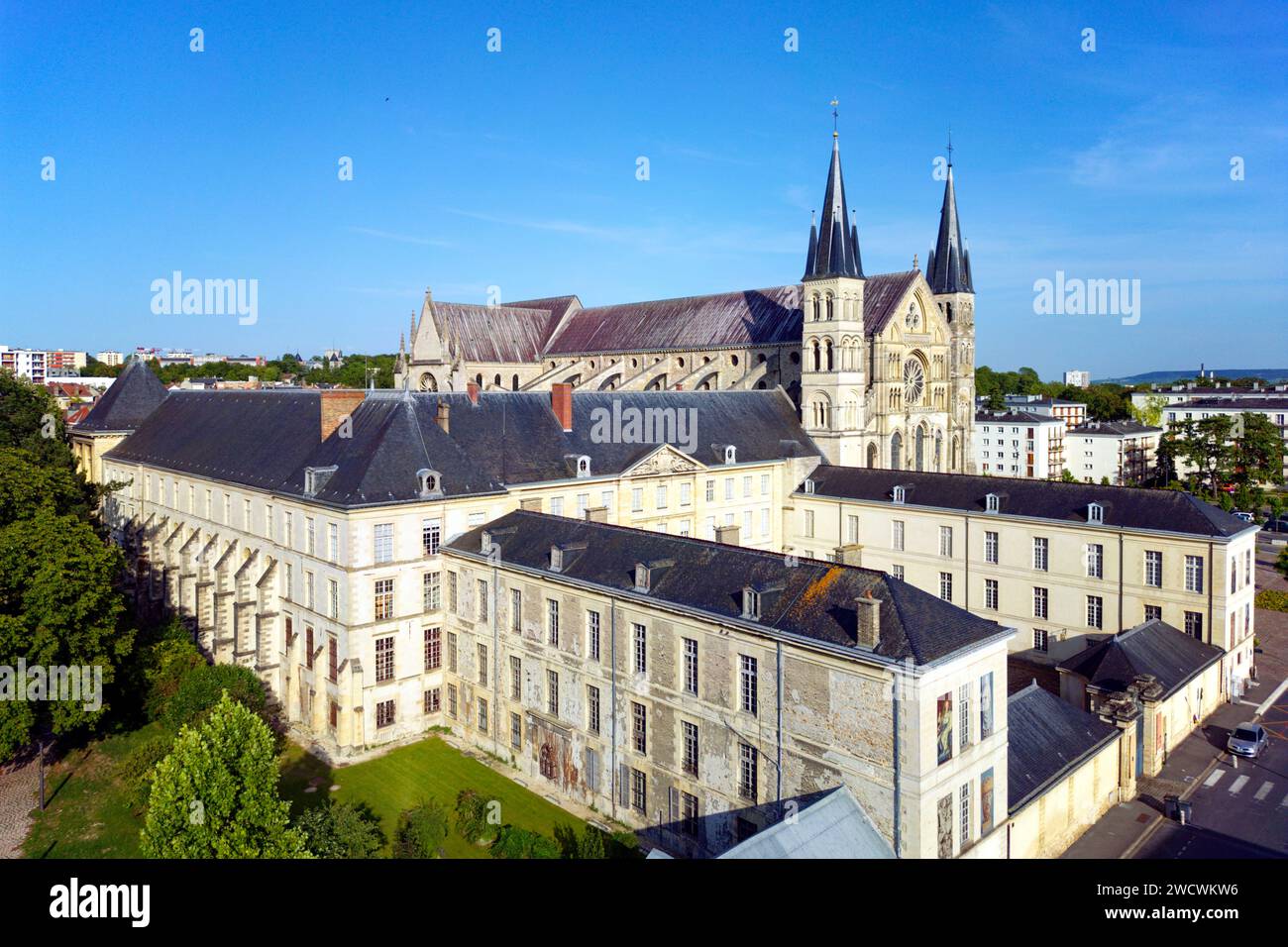 Francia, Marna, Reims, basilica di St Remi e museo, patrimonio mondiale dell'UNESCO (vista aerea) Foto Stock