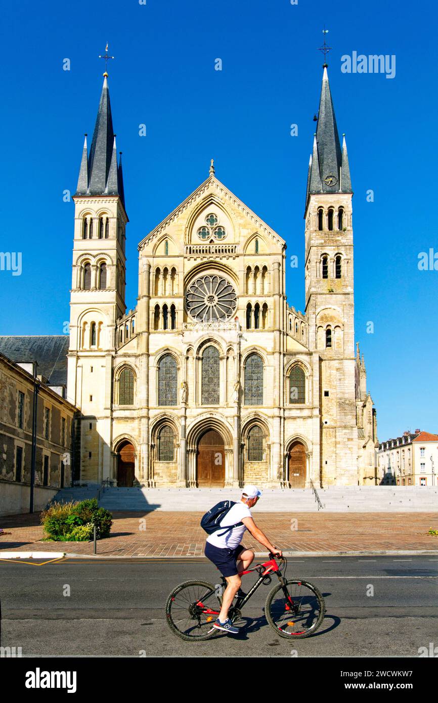 Francia, Marna, Reims, Basilica di St. Remi dichiarata Patrimonio dell'Umanità dall'UNESCO, piazzale e facciata occidentale Foto Stock