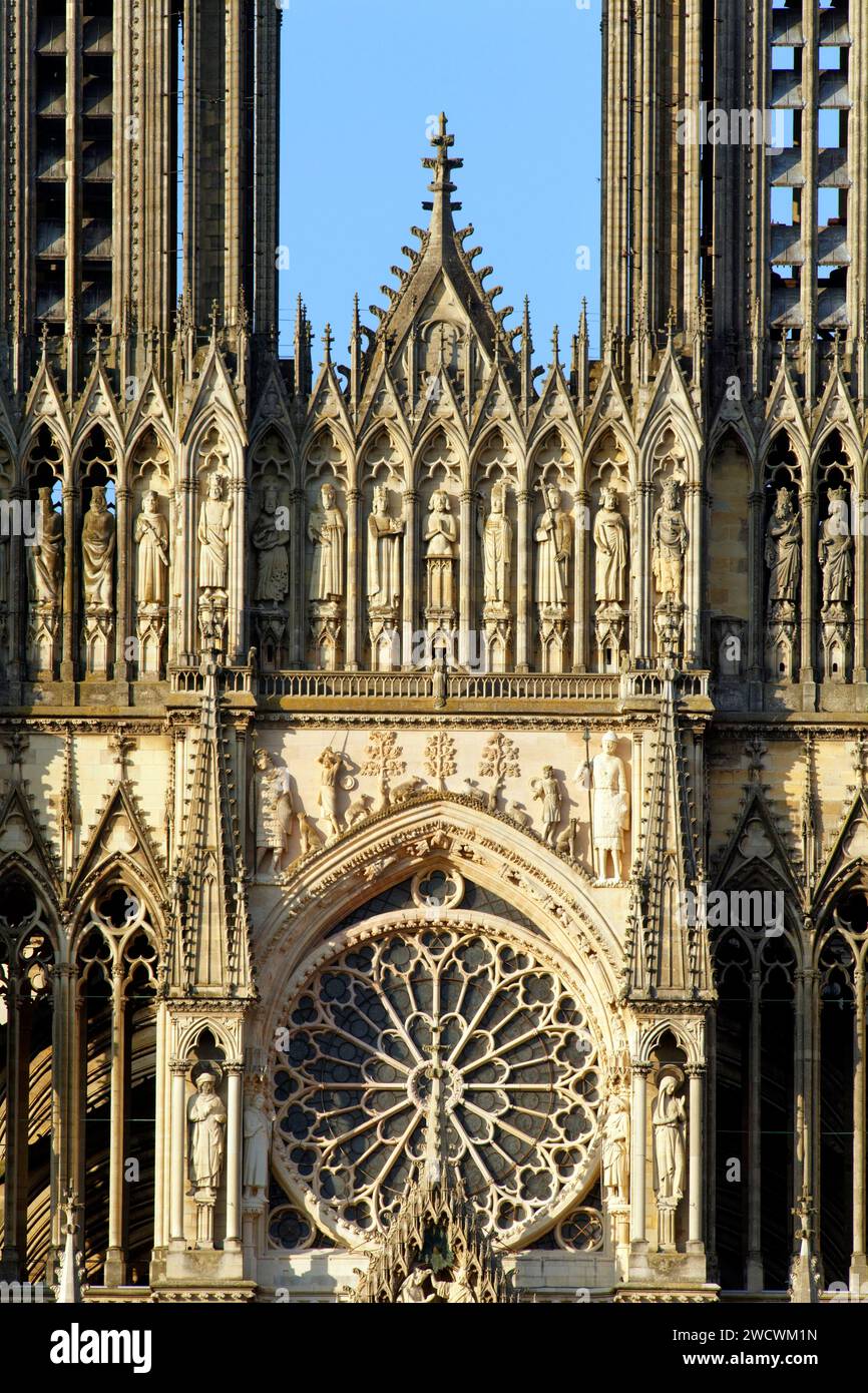 Francia, Marna, Reims, cattedrale di Notre Dame de Reims, dichiarata Patrimonio dell'Umanità dall'UNESCO, la facciata occidentale, il Battesimo di Clovis (al centro) dal vescovo Saint Remi, alla presenza di Clotilde, sua moglie e ispirazione della sua conversione, degli assistenti Vescovi e dell'eremita Montan Foto Stock