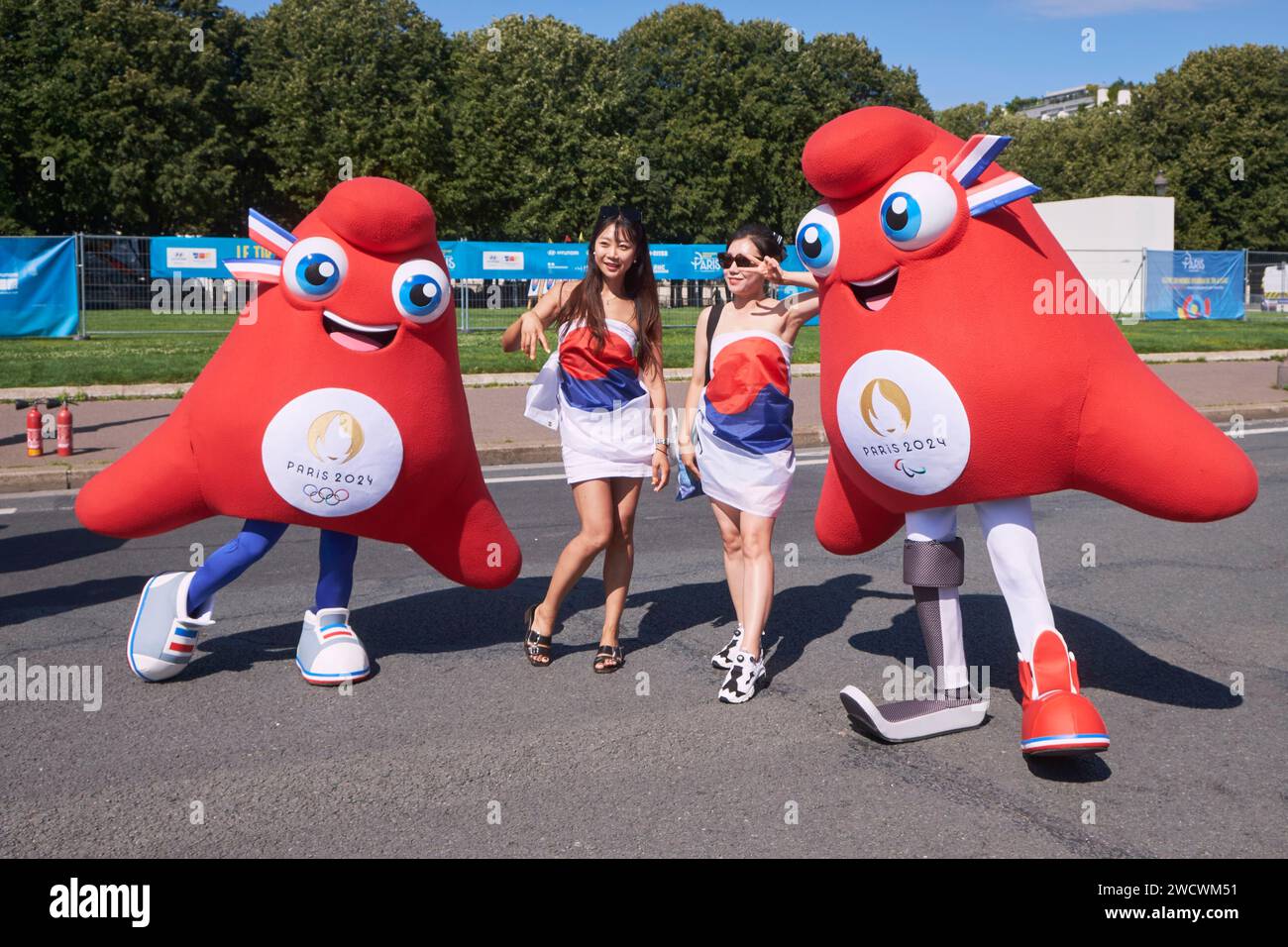 Francia, Parigi, Esplanade des Invalides, Coppa del mondo di tiro con l'arco e test in preparazione ai Giochi olimpici e paraolimpici di Parigi 2024, i Phryges (Phryge olimpico a sinistra e Phryge paralimpico a destra), i due cappucci frigi antropomorfi (simbolo della Rivoluzione e della Repubblica francese) sono le mascotte ufficiali di Parigi 2024 Foto Stock