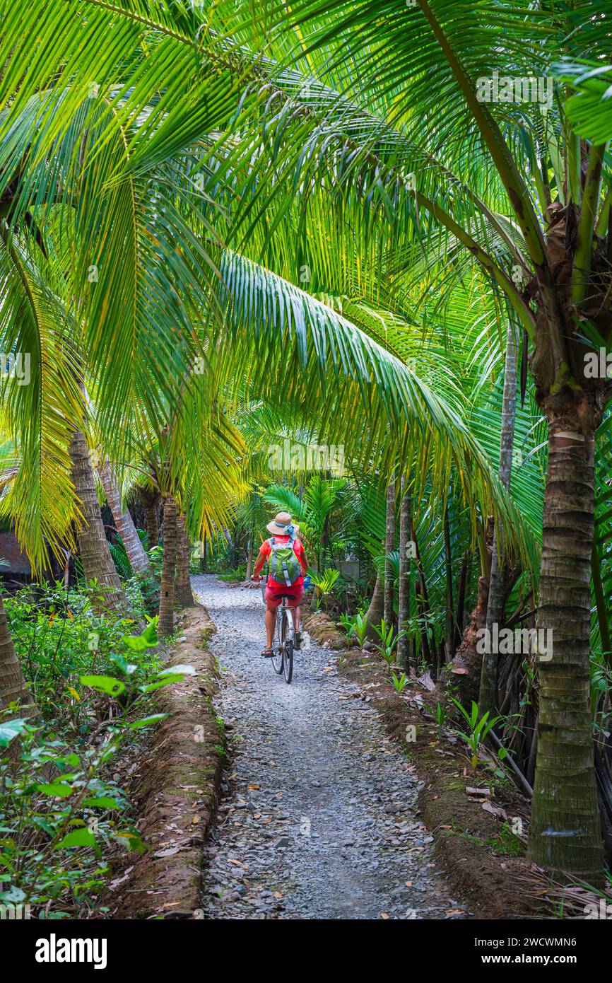 Vietnam, Delta del Mekong, provincia di Ben tre, tour in bicicletta sull'isola con oC Foto Stock