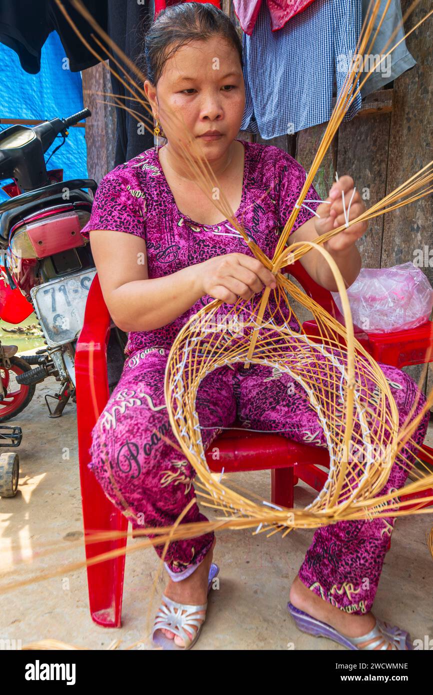 Vietnam, Delta del Mekong, provincia di Ben tre, Son Phu, fabbricazione di cesti Foto Stock