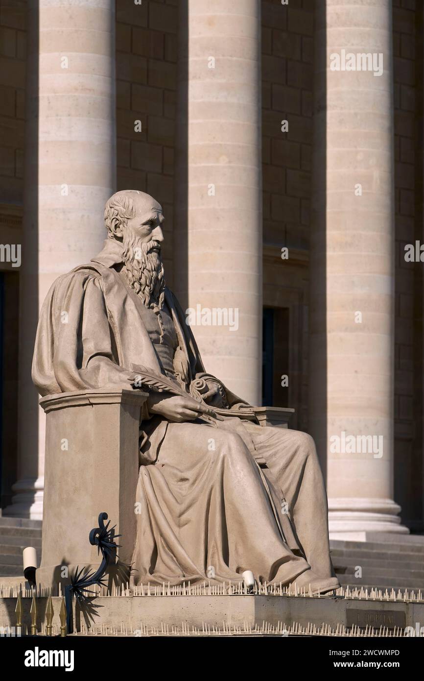 Francia, Parigi, Quai d'Orsay, area dichiarata Patrimonio dell'Umanità dall'UNESCO, palazzo borbonico, sede dell'Assemblea Nazionale francese, Statua di Michel de l'Hospital di Louis Pierre Deseine Foto Stock