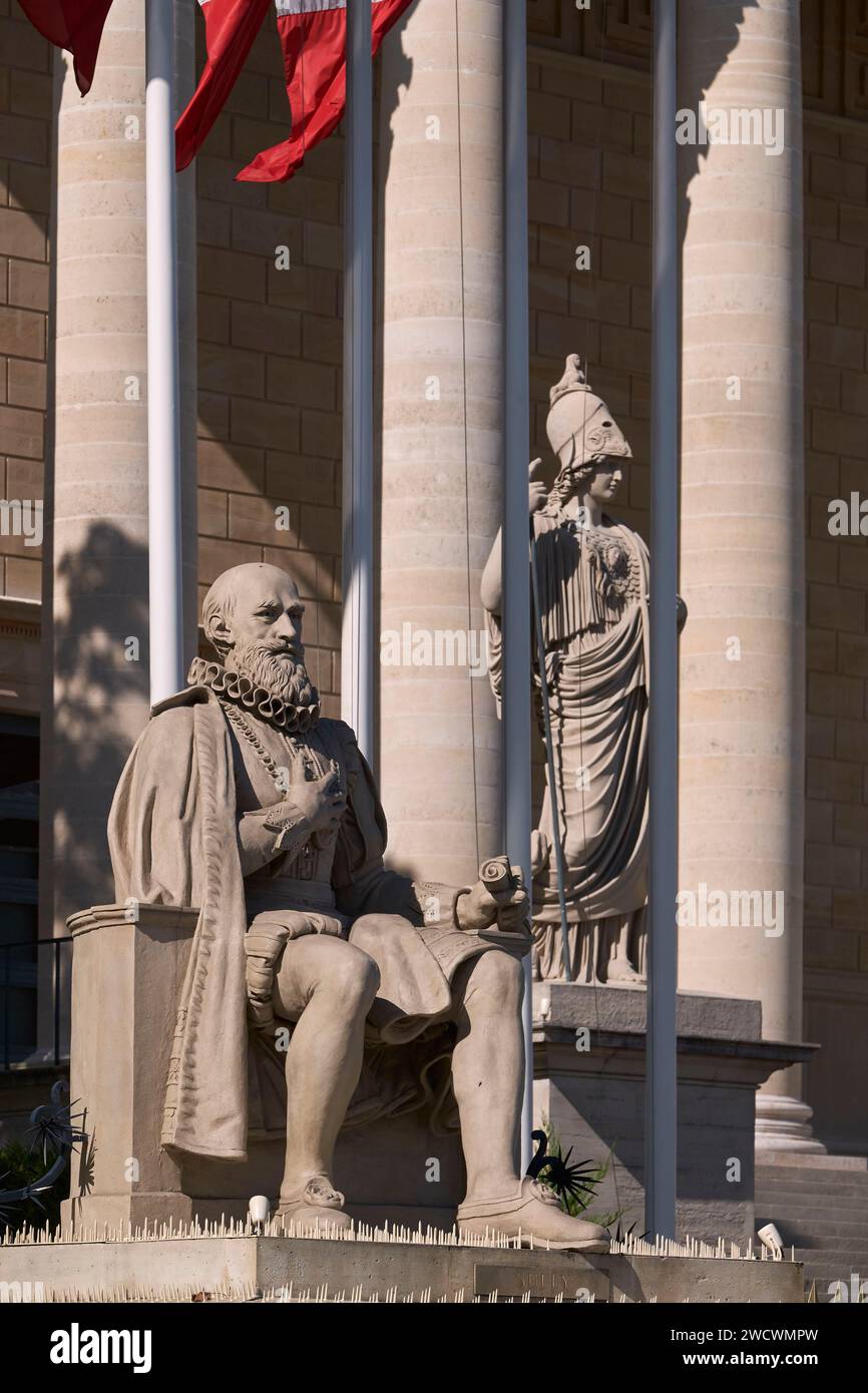 Francia, Parigi, Quai d'Orsay, area dichiarata Patrimonio dell'Umanità dall'UNESCO, palazzo borbonico, sede dell'Assemblea Nazionale francese, statue del Duca di Sully (Maximilien de Bethune) e Minerva Foto Stock