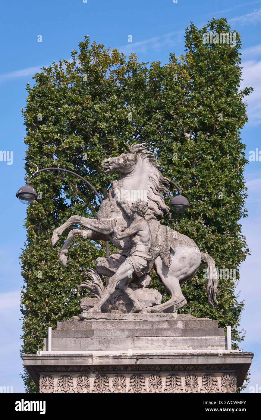 Francia, Parigi, Place de la Concorde, i cavalli di Marly, statua vicino agli Champs Elysees. La versione originale creata da Guillaume Coustou è al Museo del Louvre Foto Stock