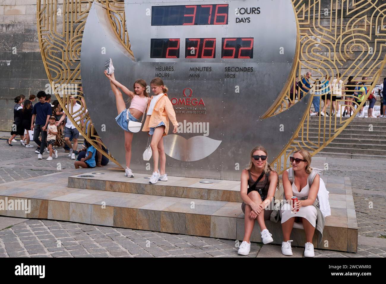 Francia, Parigi, distretto di Gros Caillou, cronometrista ufficiale dei Giochi Olimpici di Parigi 2024, orologio OMEGA con conto alla rovescia al porto di Bourdonnais, vicino ai pilastri della Torre Eiffel Foto Stock