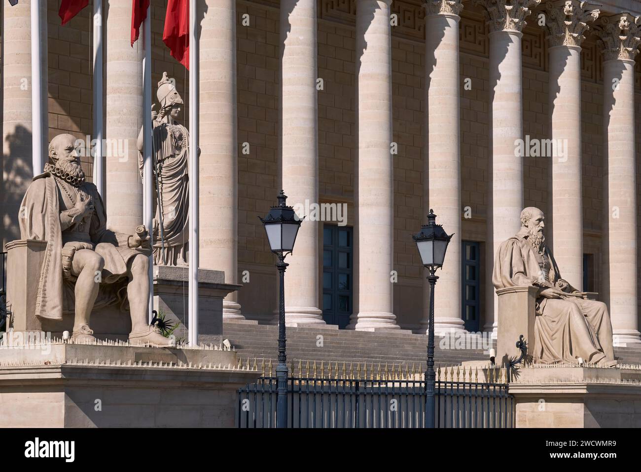 Francia, Parigi, Quai d'Orsay, area dichiarata Patrimonio dell'Umanità dall'UNESCO, palazzo borbonico, sede dell'Assemblea Nazionale francese, statue del Duca di Sully (Maximilien de Bethune), Minerva e Michel de l'Hospital Foto Stock