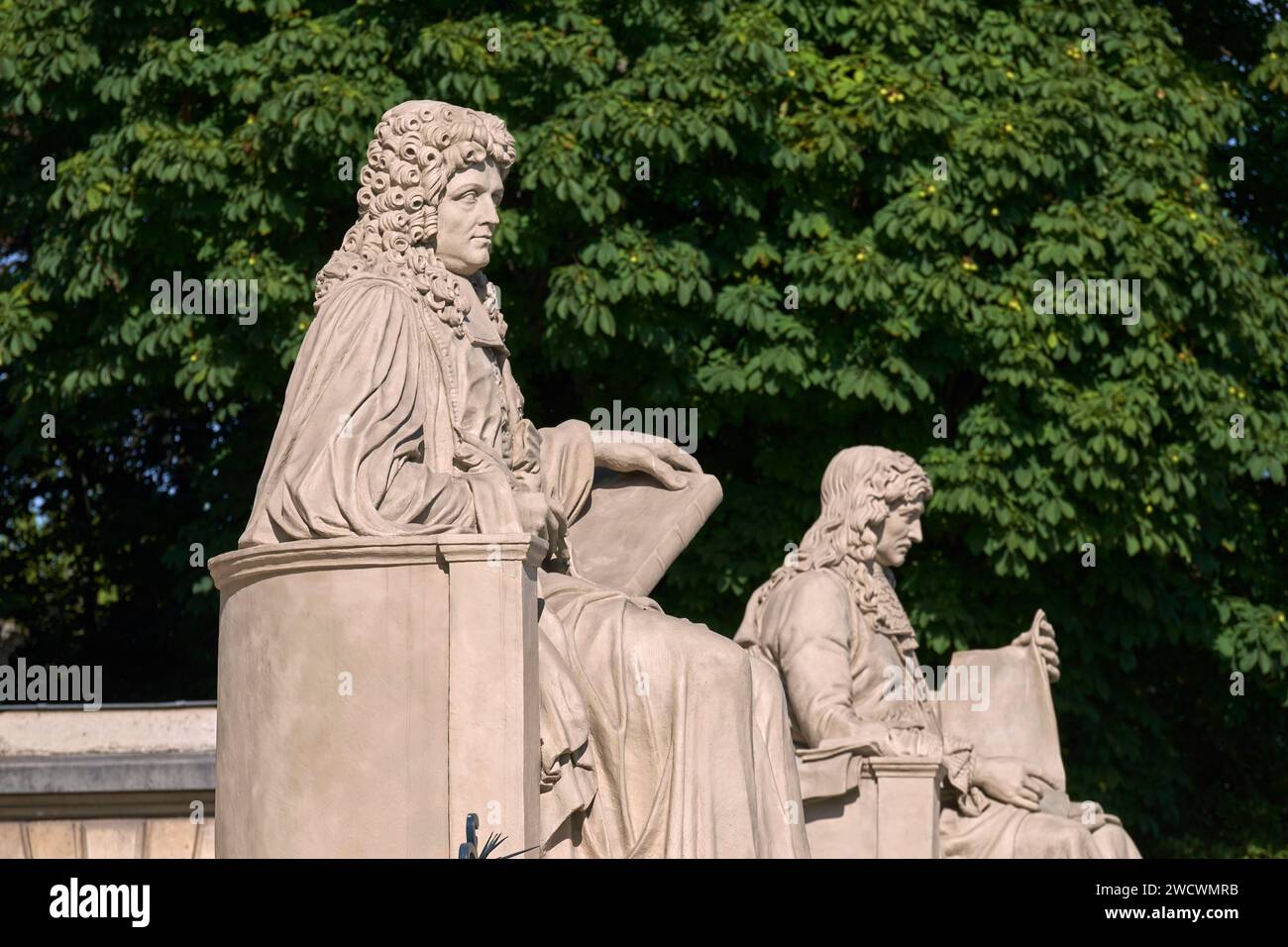 Francia, Parigi, Quai d'Orsay, area dichiarata Patrimonio dell'Umanità dall'UNESCO, palazzo borbonico, sede dell'Assemblea Nazionale francese, statue di d'Aguesseau e Colbert Foto Stock
