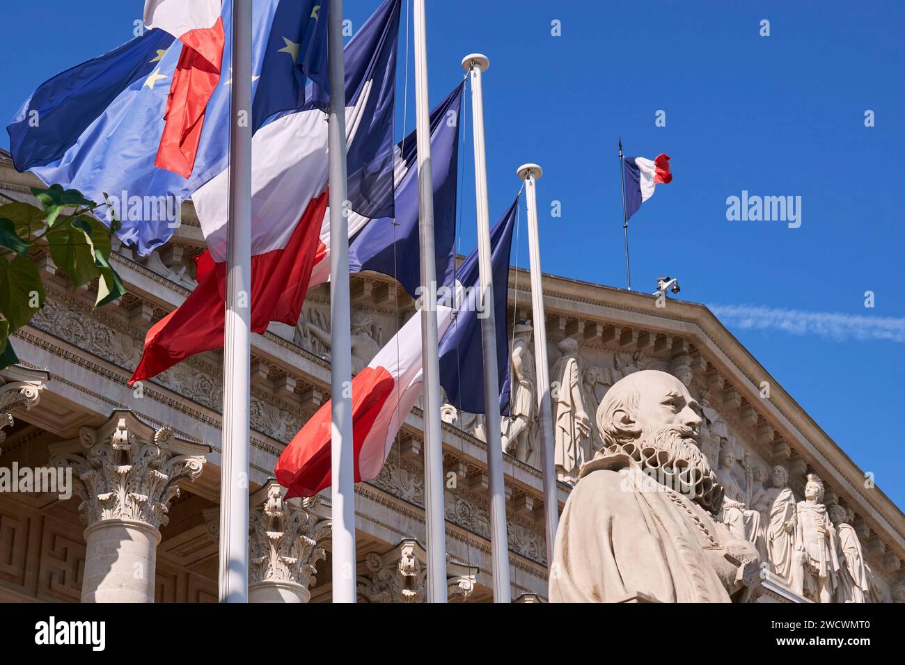 Francia, Parigi, Quai d'Orsay, area dichiarata Patrimonio dell'Umanità dall'UNESCO, palazzo borbonico, sede dell'Assemblea Nazionale francese, Statua del Duca di Sully (Maximilien de Béthune) di Pierre Nicolas Beauvallet Foto Stock