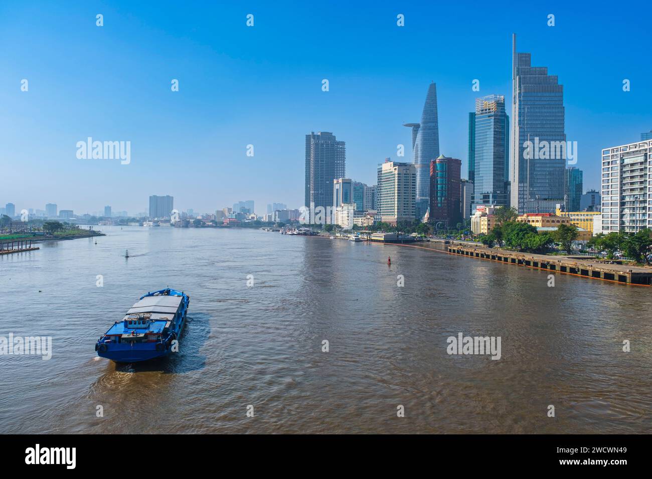 Vietnam, ho chi Minh City (Saigon), grattacieli dell'area di Ben Nghe (Distretto 1) lungo il fiume Saigon Foto Stock