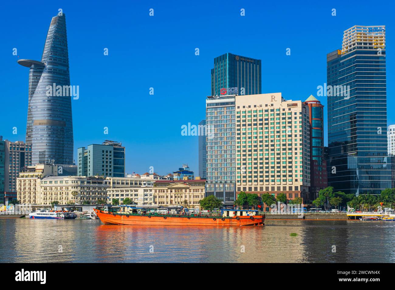 Vietnam, ho chi Minh City (Saigon), grattacieli dell'area di Ben Nghe (Distretto 1) lungo il fiume Saigon Foto Stock