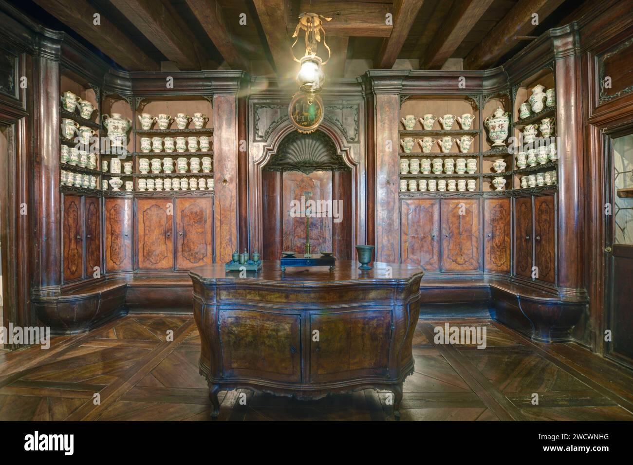 Italia, Veneto, Venezia dichiarata Patrimonio dell'Umanità dall'UNESCO, il museo venitiano Ca' Rezzonico del XVIII secolo, la farmacia ai do San marchi Foto Stock