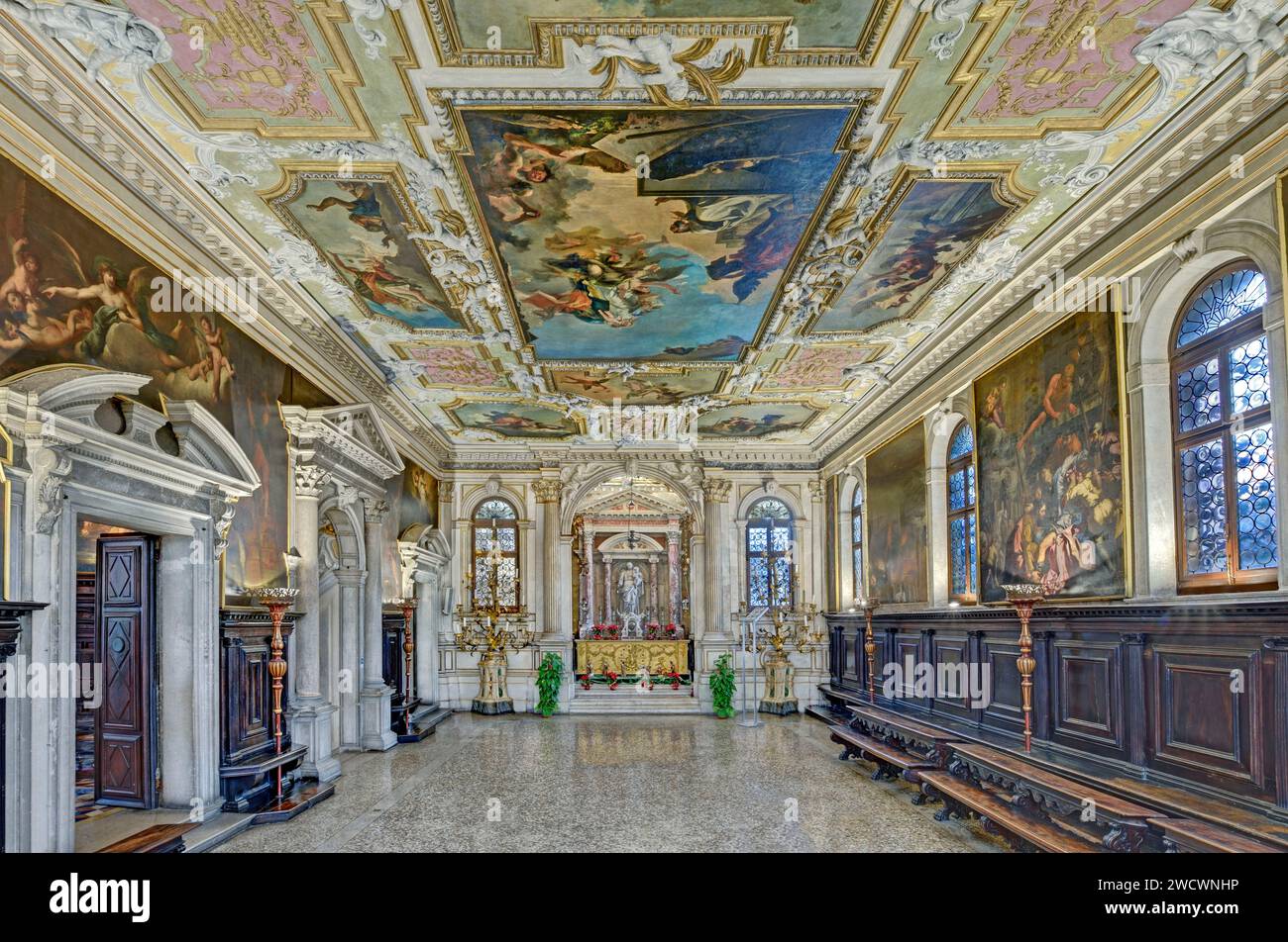 Italia, Veneto, Venezia dichiarata Patrimonio dell'Umanità dall'UNESCO, scuola grande dei Carmini, sala capitolare con soffitto dipinto da Giambattista Tiepolo Foto Stock