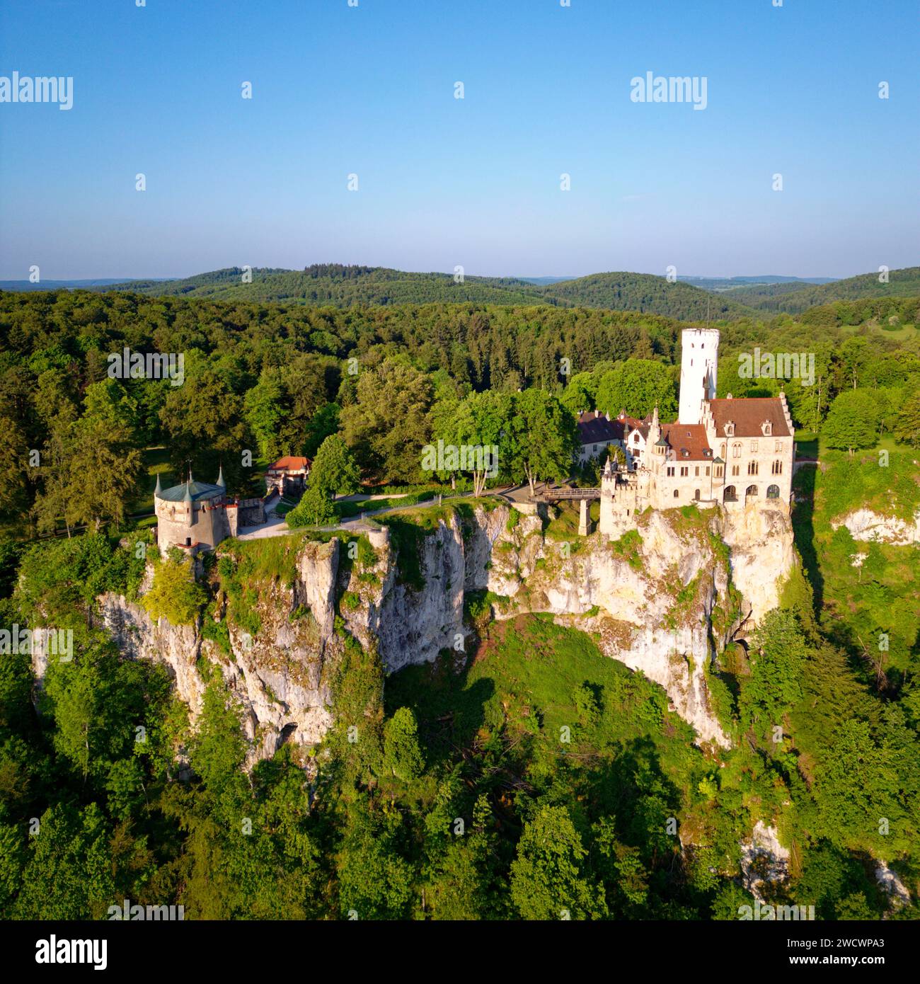 Germania, Baden Wurttemberg, Swabia Alb (Schwäbische Alb), vicino a Reutlingen, Castello di Lichtenstein (vista aerea) Foto Stock