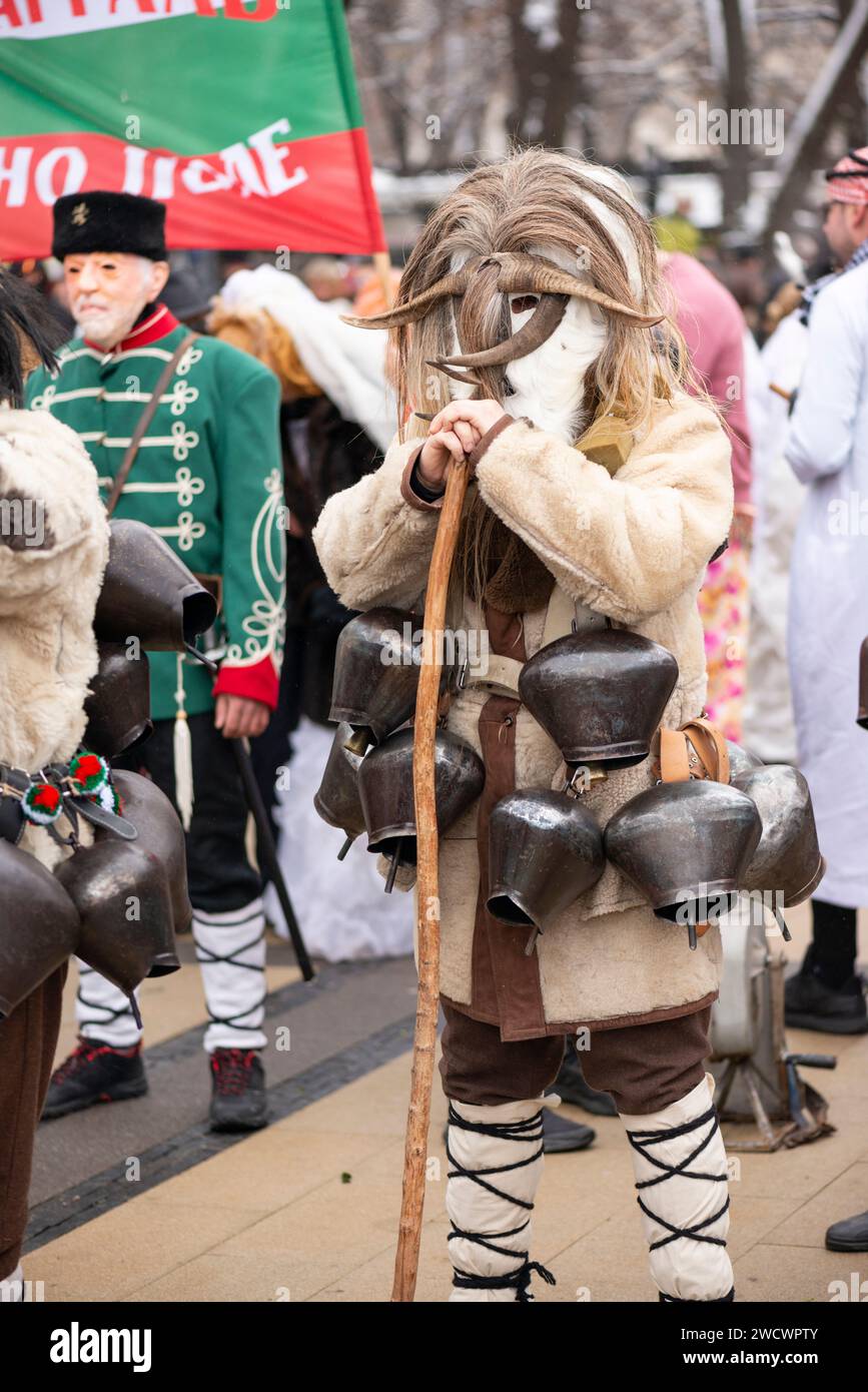 Partecipante Kukeri con costume di pelle animale, campane e maschera con corna al Surva International Masquerade and Mummers Festival di Pernik, Bulgaria Foto Stock