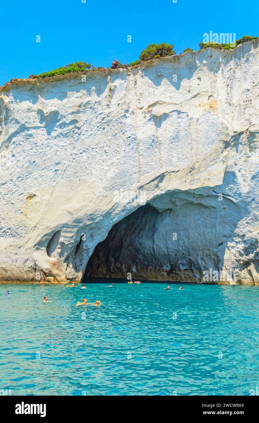 Grecia, Cicladi, Milos, gente che nuota vicino alla grotta marina, Kleftiko Foto Stock