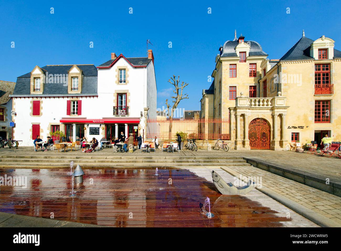 Francia, Loira Atlantica, penisola di Guerande, le Croisic, piccola strada della città vecchia, piazza Donatien Lepre Foto Stock