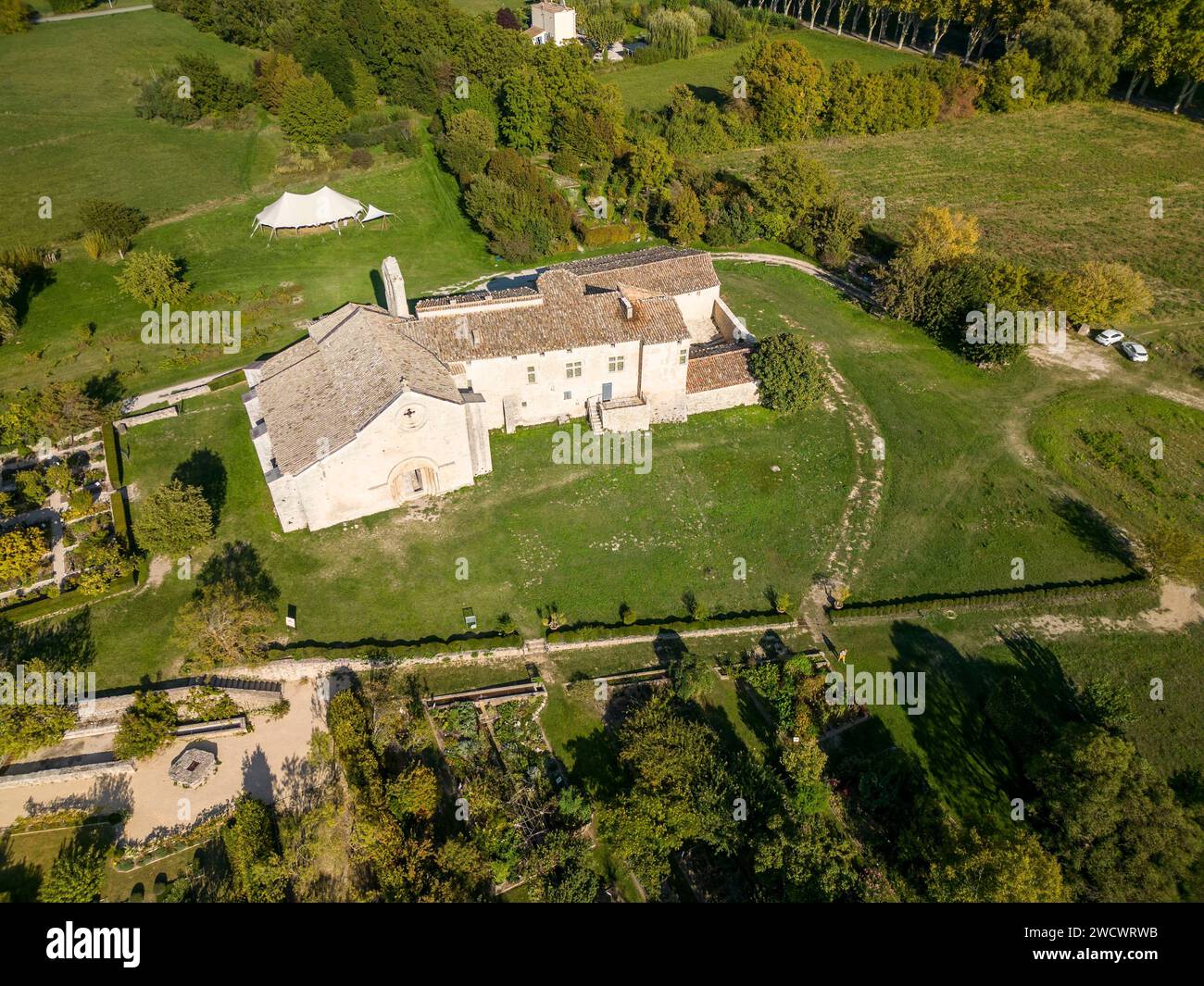 Francia, Alpes de Haute-Provence, Mane, museo e giardini di Salagon (vista aerea) Foto Stock
