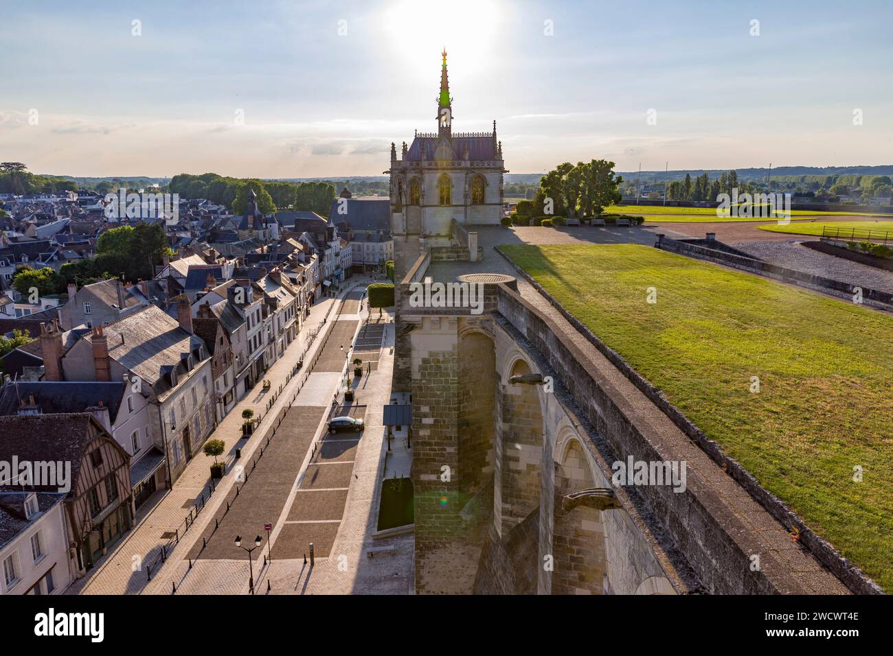 Francia, Indre et Loire, valle della Loira dichiarata Patrimonio dell'Umanità dall'UNESCO, Amboise, cappella di Saint-Hubert al tramonto Foto Stock