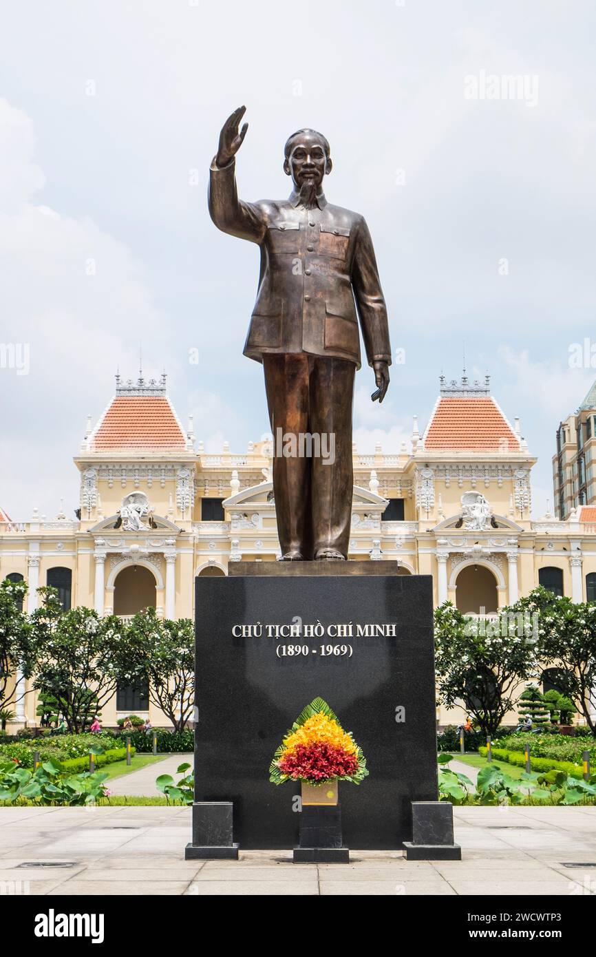 Vietnam, ho chi Minh City, Saigon, Statua di ho chi Minh di fronte al Saigon People's Committee Building Foto Stock