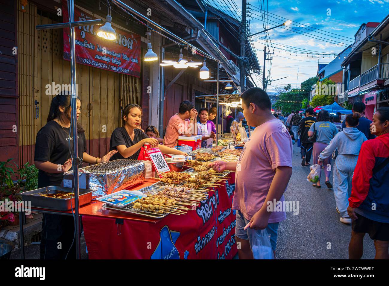 Thailandia, provincia di Trat, Trat, mercato notturno Foto Stock