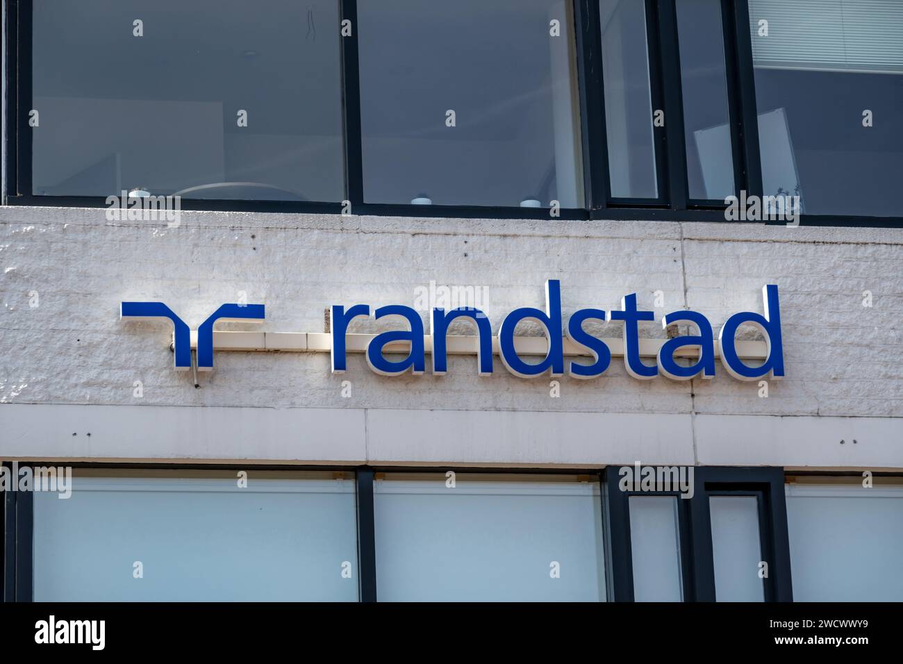 Marchio e logo sulla facciata dell'edificio degli uffici locali dell'agenzia di reclutamento Randstad Uitzendbureau, Hilversum, Paesi Bassi Foto Stock