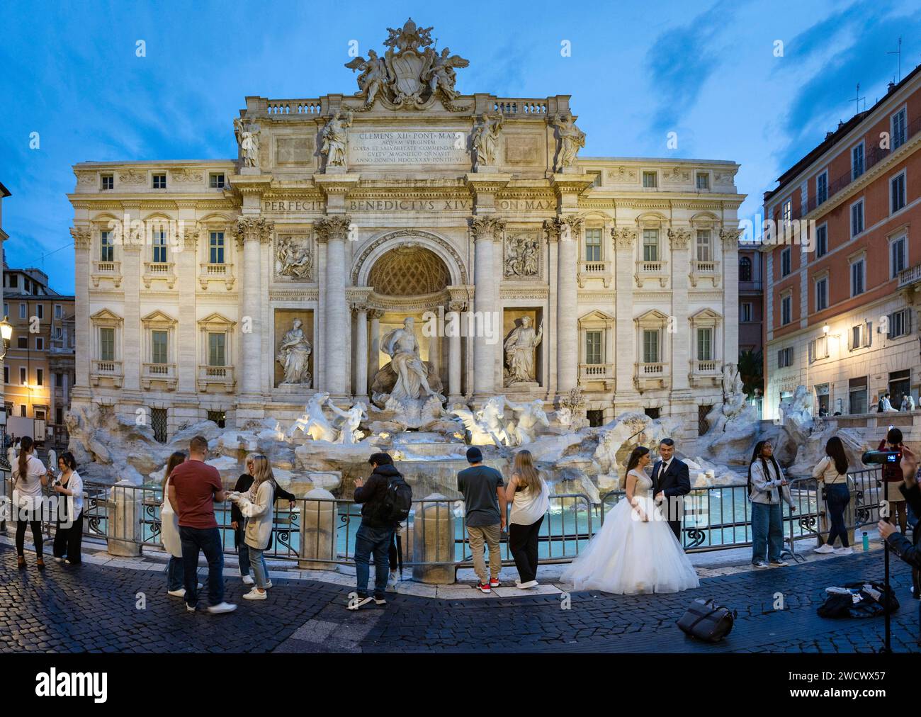 Italia, Lazio, Roma, Piazza di Trevi, Fontana di Trevi e Palazzo poli Foto Stock