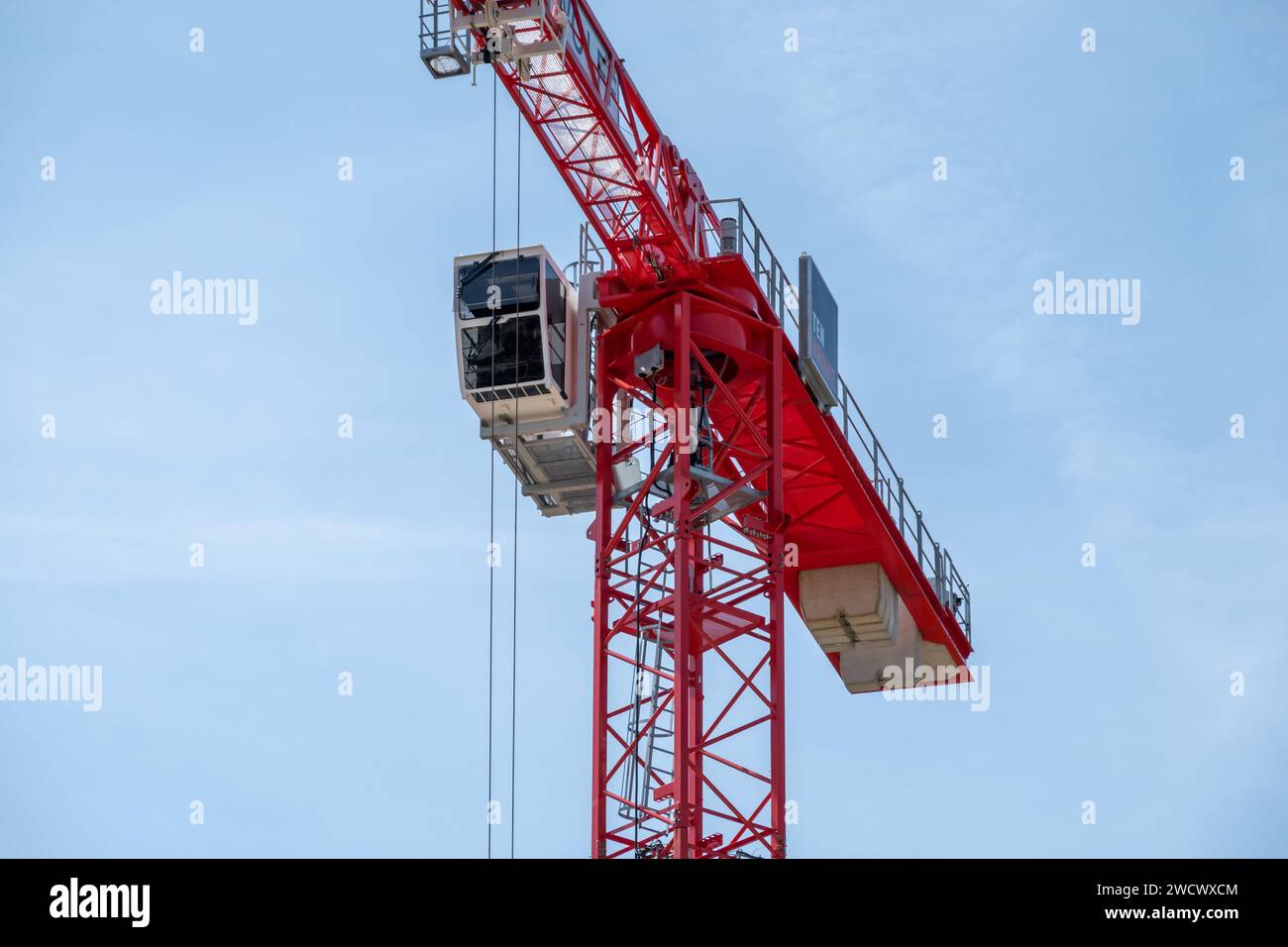 Dettaglio della gru a torre rossa con braccio telescopico, scale e cabina per lavoratori, Paesi Bassi Foto Stock