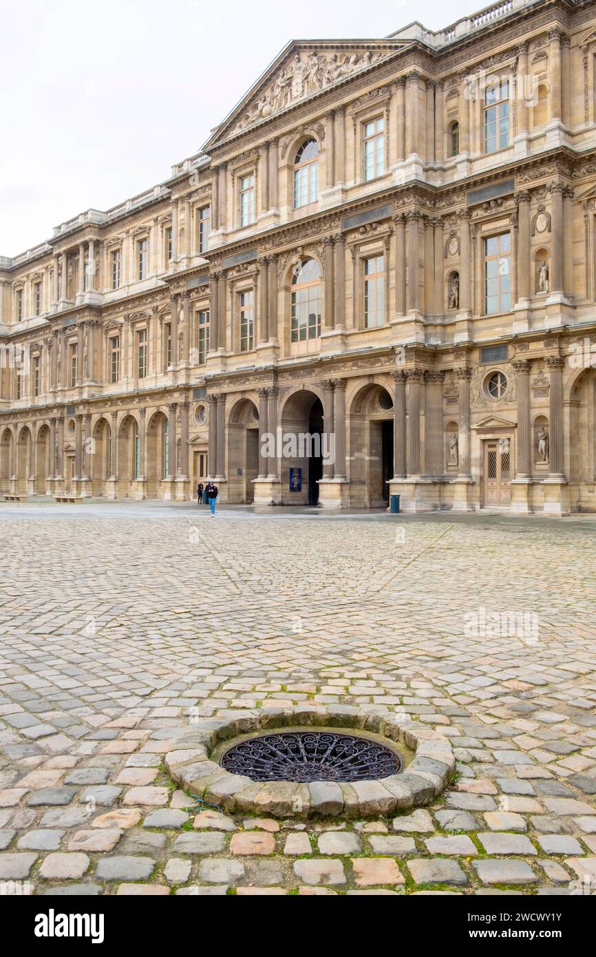 Francia, Parigi, recinzione di Philippe Auguste, cortile quadrato del Louvre, la griglia rotonda era un pozzo che forniva acqua al vecchio castello del Château-forte del Louvre medievale. Foto Stock