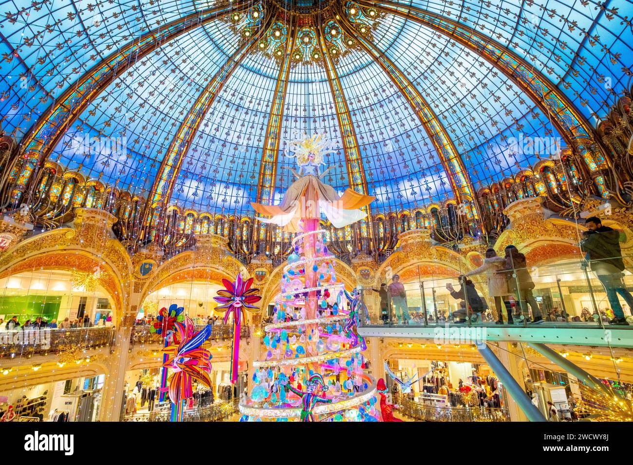 Francia, Parigi, il grande magazzino Galeries Lafayette a Natale, l'albero sotto la cupola Foto Stock