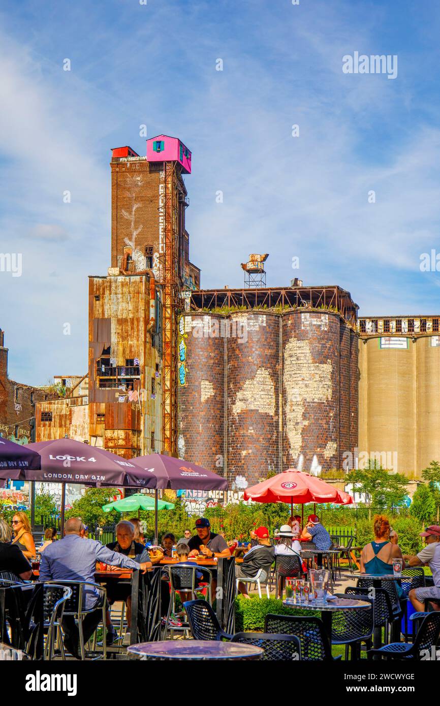 Canada, provincia di Quebec, Montreal, i dintorni del canale di Lachine nella parte occidentale della città, i silos dell'ex fabbrica di Canada Malting Co, il bar ristorante della birreria McAuslan in rue Saint-Ambroise, la terrazza estiva Foto Stock