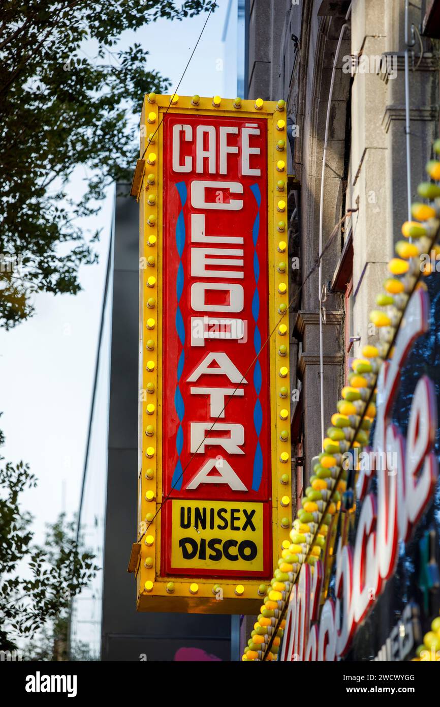 Centre-ville, Boulevard Saint-Laurent, l'enseigne historique et emblématique du cabaret Cléopâtre Clear ​ 135 / 5 000 Résultats de traduction résultat de traduction Canada, provincia di Quebec, Montreal, centro città, Boulevard Saint-Laurent, il segno storico ed emblematico del cabaret Cléopâtre Foto Stock