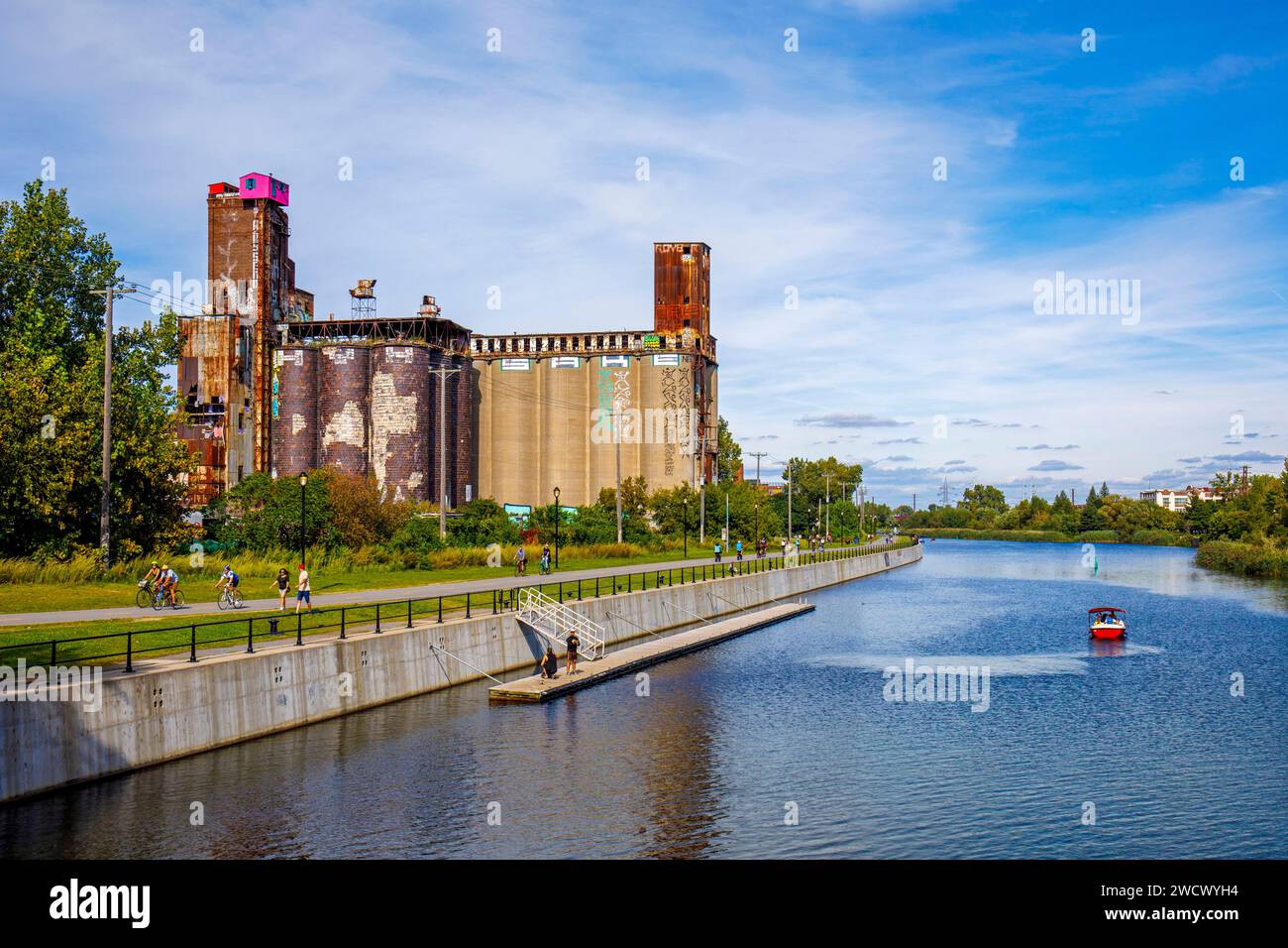 Canada, provincia di Quebec, Montreal, i dintorni del canale di Lachine nella parte occidentale della città, i silos dell'ex fabbrica Canada Malting Co, navigazione fluviale Foto Stock