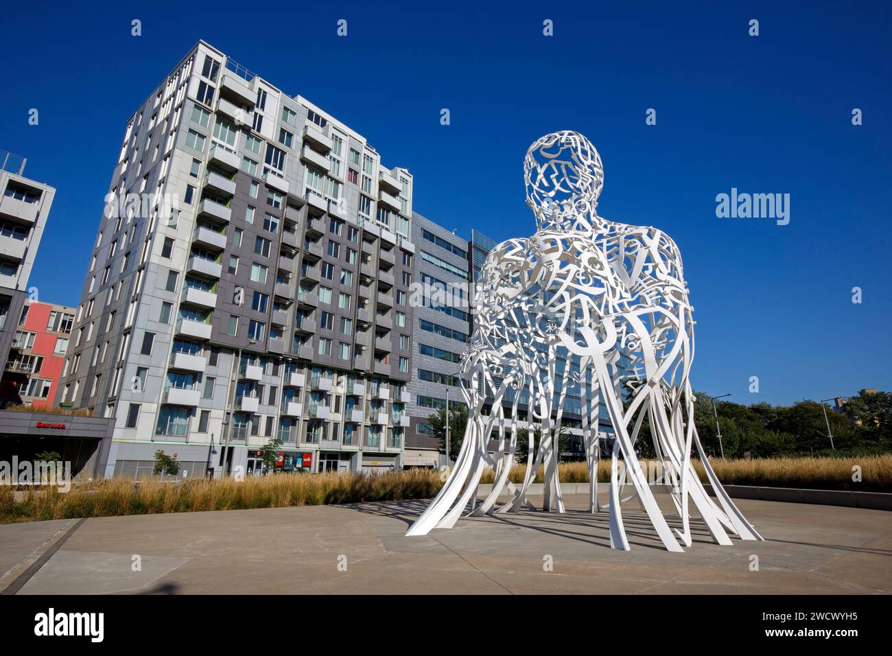 Canada, provincia di Quebec, Montreal, ingresso al centro della città, Robert-Bourassa Boulevard, The Work Source (2017) dell'artista spagnolo Jaume Plensa Foto Stock