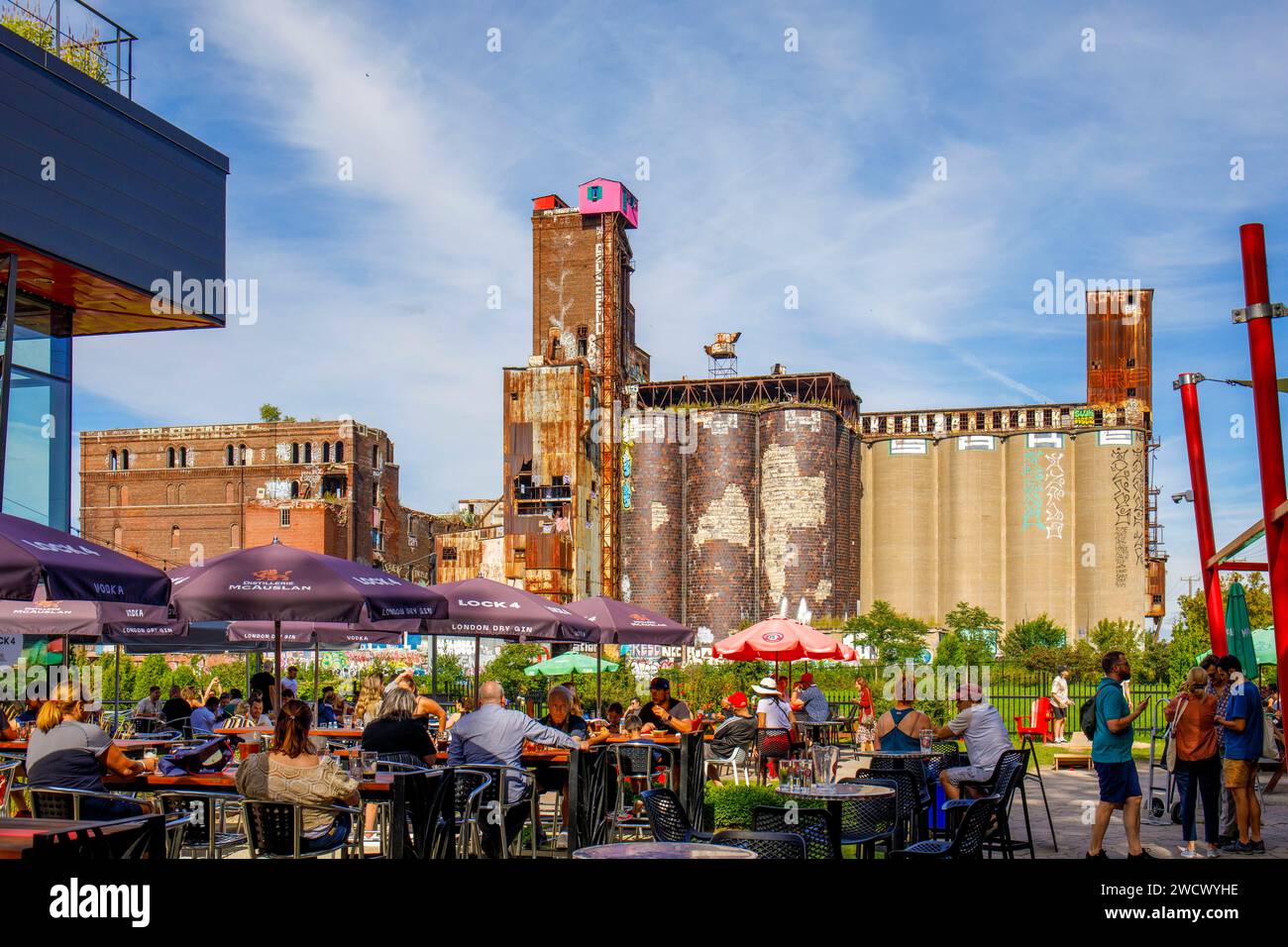 Canada, provincia di Quebec, Montreal, i dintorni del canale di Lachine nella parte occidentale della città, i silos dell'ex fabbrica di Canada Malting Co, il bar ristorante della birreria McAuslan in rue Saint-Ambroise, la terrazza estiva Foto Stock