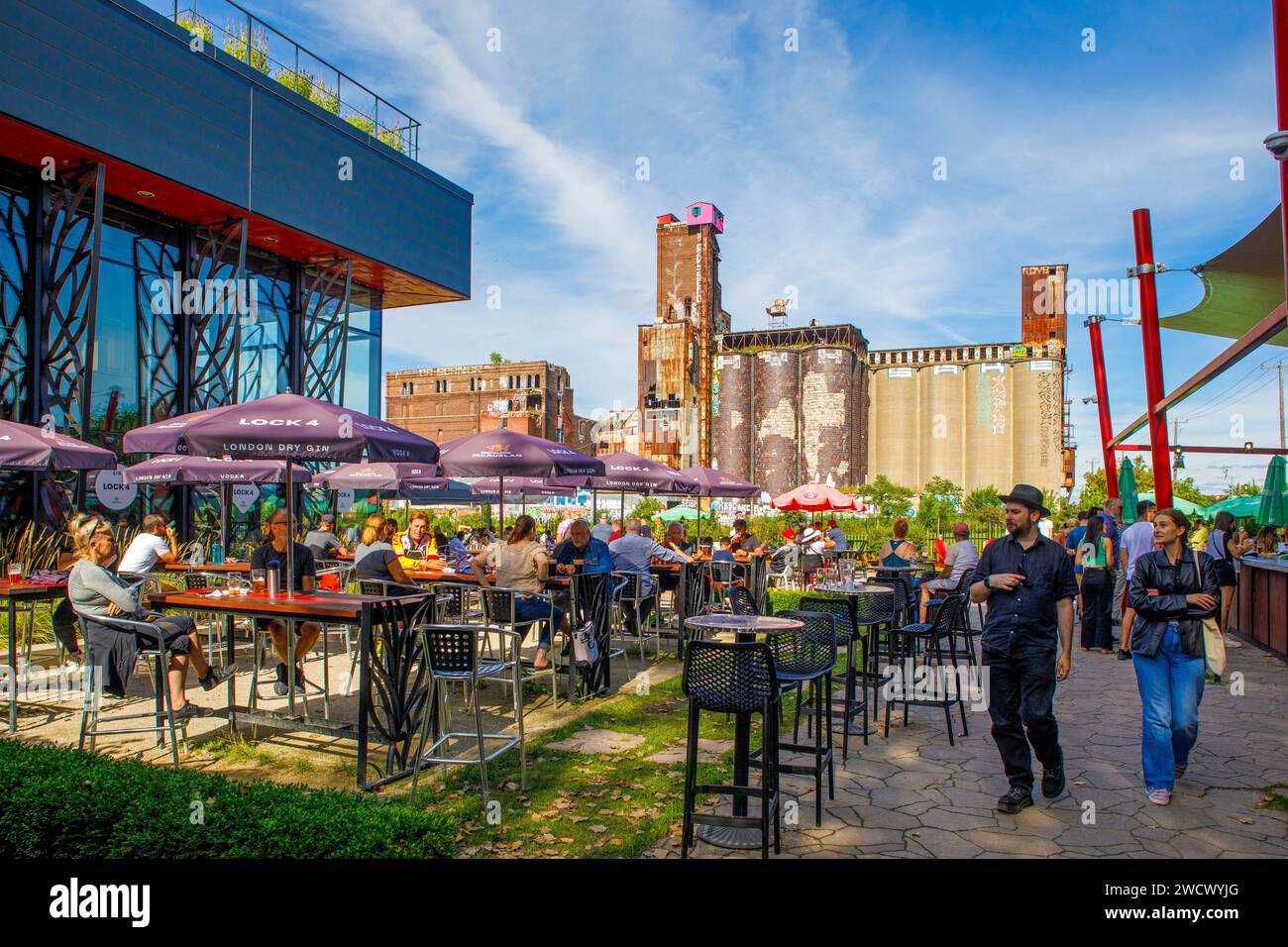 Canada, provincia di Quebec, Montreal, i dintorni del canale di Lachine nella parte occidentale della città, i silos dell'ex fabbrica di Canada Malting Co, il bar ristorante della birreria McAuslan in rue Saint-Ambroise, la terrazza estiva Foto Stock