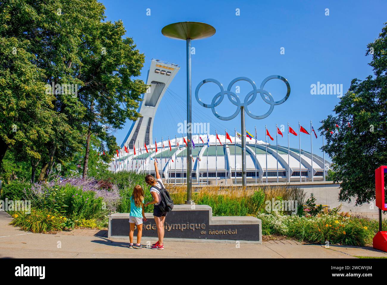 Canada, provincia di Quebec, Montreal, Hochelaga-Maisonneuve, lo stadio olimpico e la sua torre, opere dell'architetto Roger Taillibert, gli anelli olimpici Foto Stock