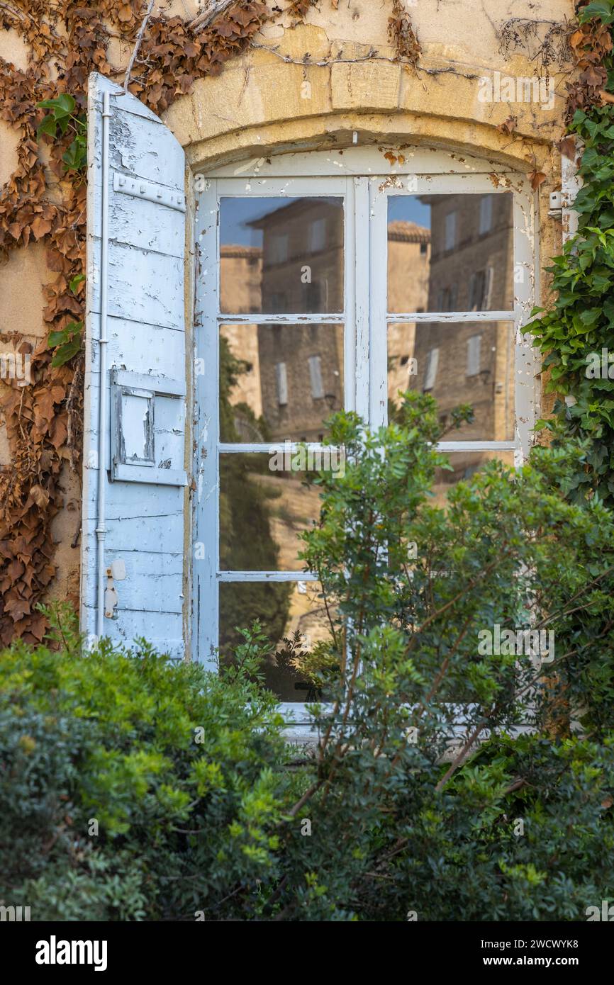 Francia, Vaucluse, Parco naturale regionale del Luberon, Lauris, riflessione in una finestra Foto Stock