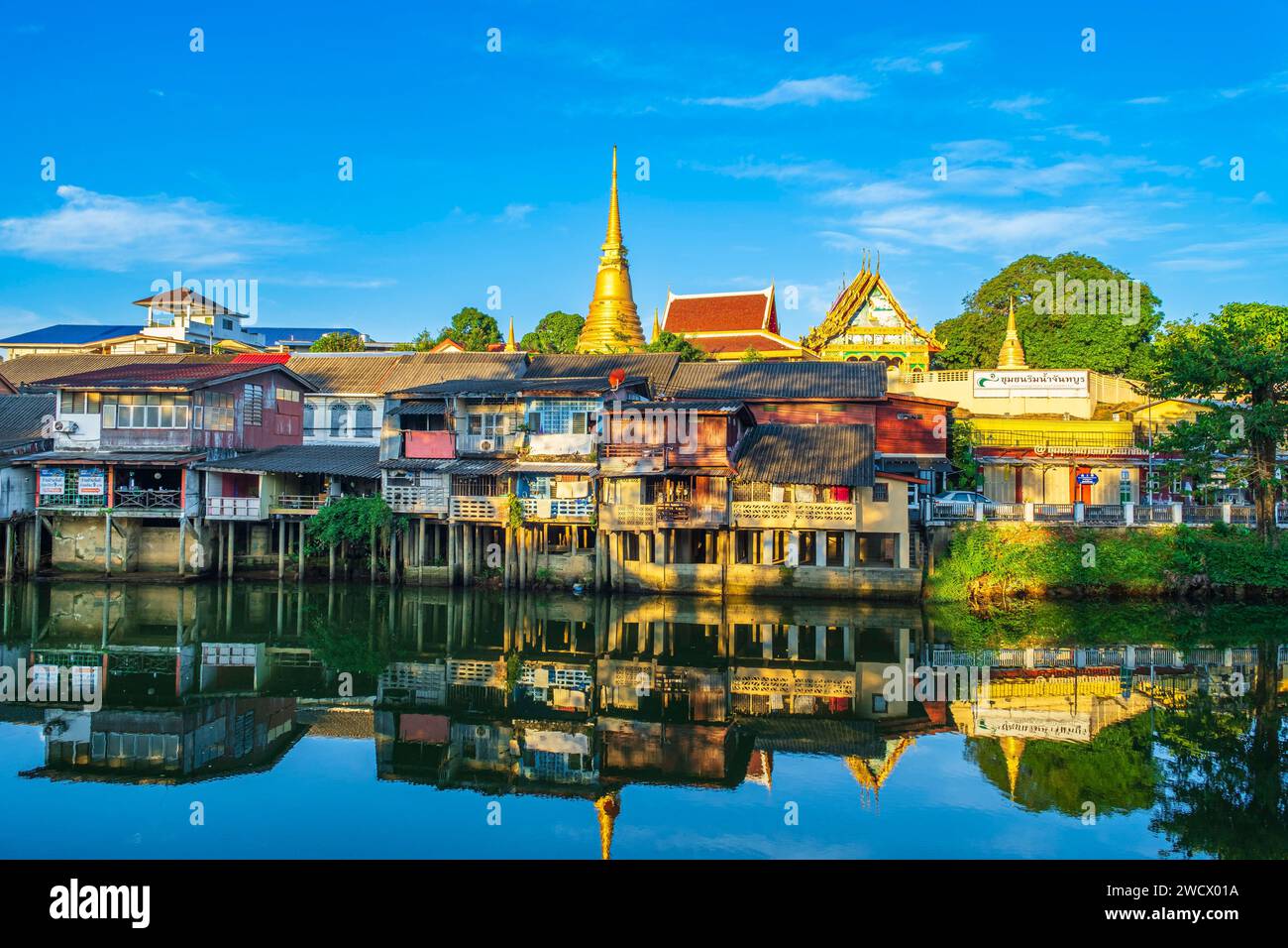 Tailandia, Chanthaburi, Chanthaboon Waterfront Community fiancheggiata da edifici storici lungo il fiume Chanthaburi Foto Stock