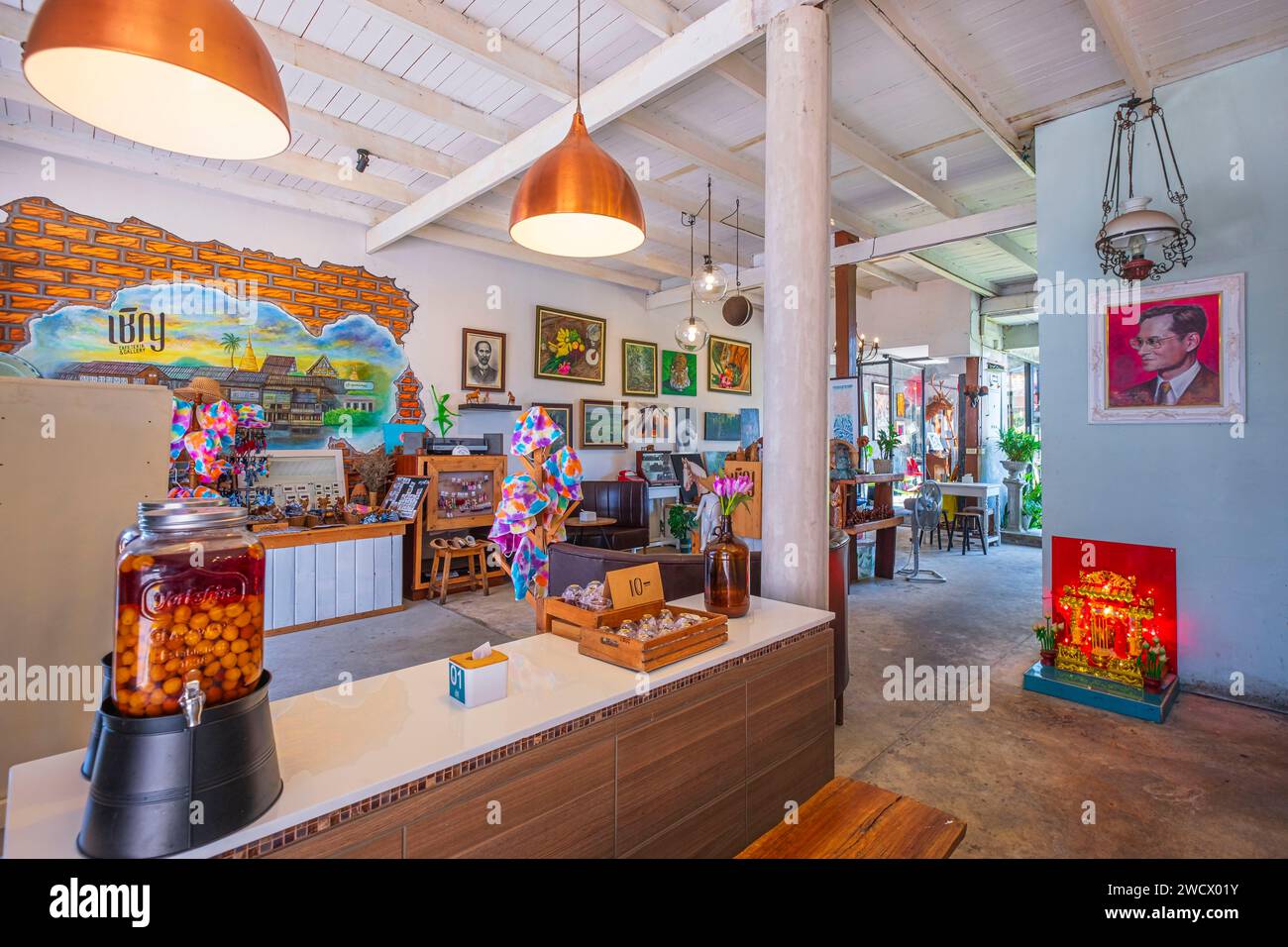Tailandia, Chanthaburi, caffetteria-galleria nella storica strada di Chanthaboon Waterfront Community Foto Stock