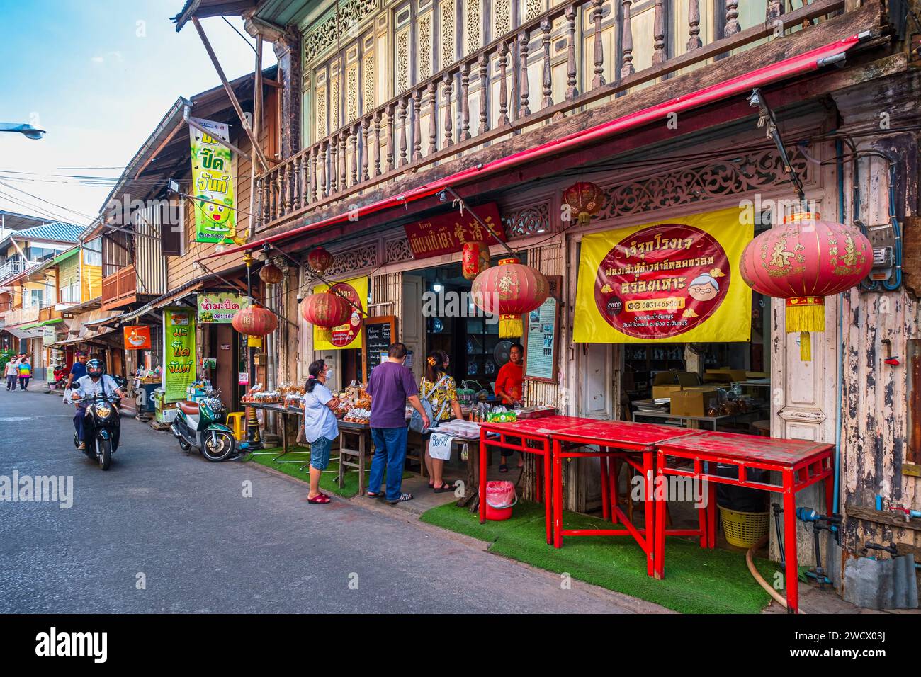 Tailandia, Chanthaburi, la strada principale della comunità sul lungomare di Chanthaboon fiancheggiata da edifici storici Foto Stock Tailandia, Chanthaburi, la strada principale della comunità sul lungomare di Chanthaboon fiancheggiata da edifici storici Foto Stock