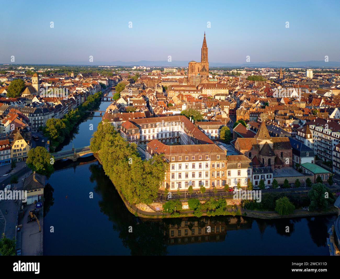 Francia, Bas Rhin, Strasburgo, città vecchia dichiarata Patrimonio dell'Umanità dall'UNESCO, panorama con il fiume Ill e la cattedrale di Notre Dame sullo sfondo Foto Stock