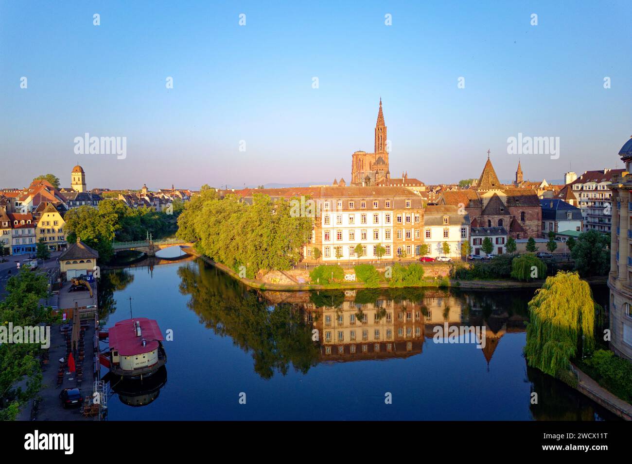 Francia, Bas Rhin, Strasburgo, città vecchia dichiarata Patrimonio dell'Umanità dall'UNESCO, panorama con il fiume Ill e la cattedrale di Notre Dame sullo sfondo Foto Stock