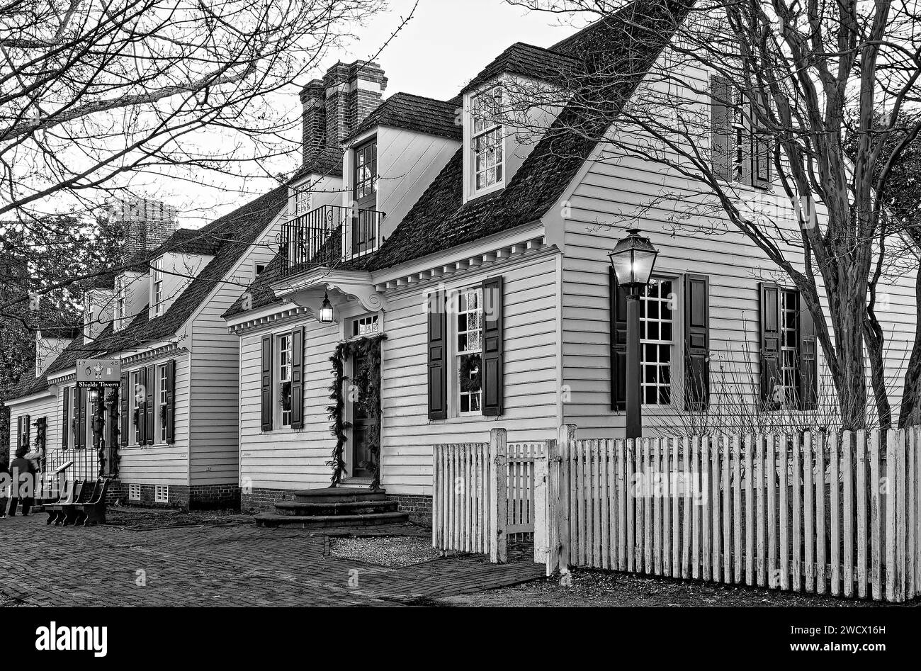 Edifici coloniali, Shields Tavern, 1745, bianco, molte finestre, persiane in legno, lampione illuminato, crepuscolo, recinzione picchetto, vecchio, decorazioni natalizie; garlan Foto Stock