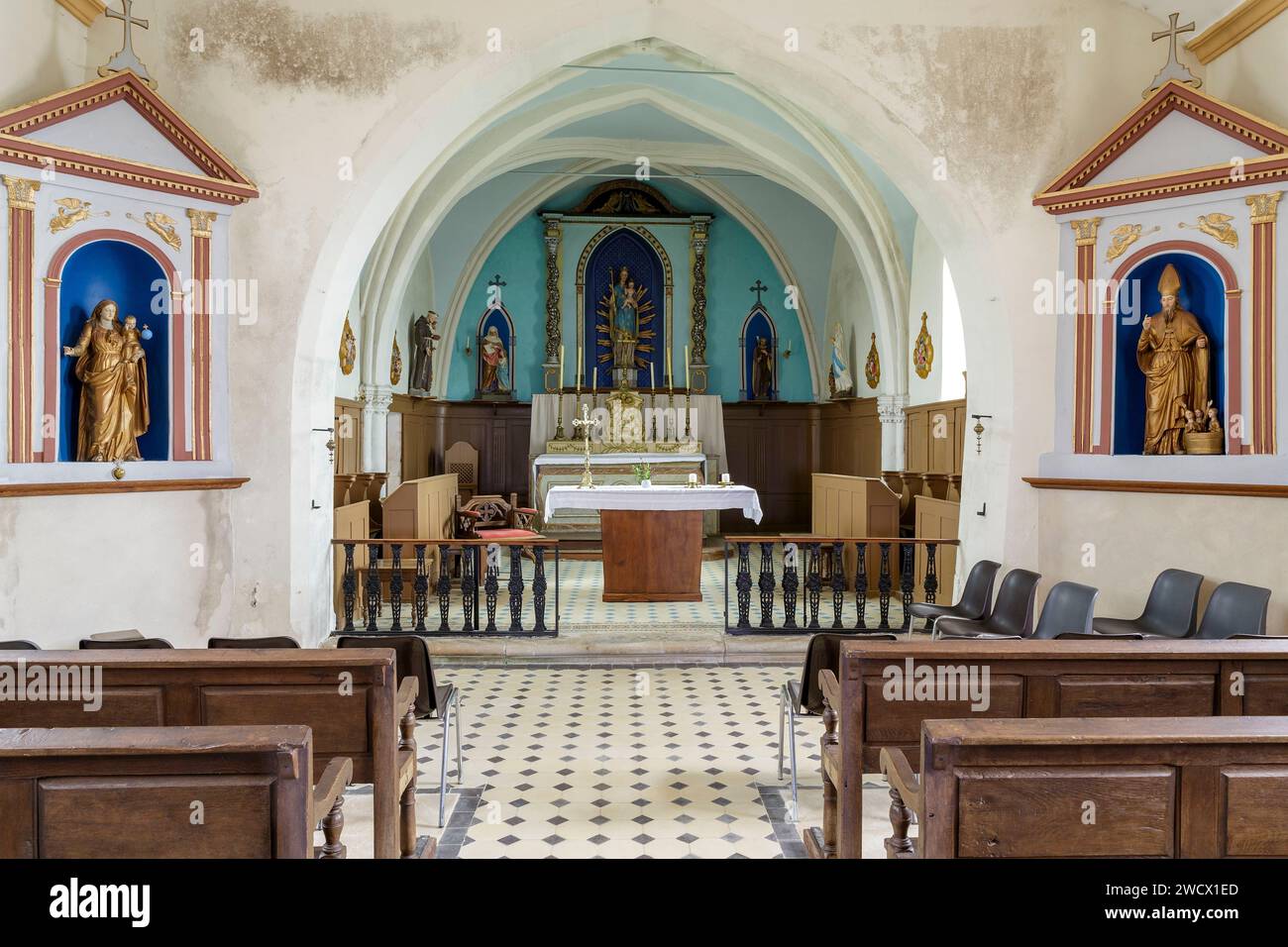 Francia, Meurthe et Moselle, Dommarie Eulmont, chiesa della Natività della Vergine, Vergine che tiene il bambino nel coro, statua di san Nicola e dei tre bambini sulla destra e della Vergine che tiene il bambino sulla sinistra Foto Stock