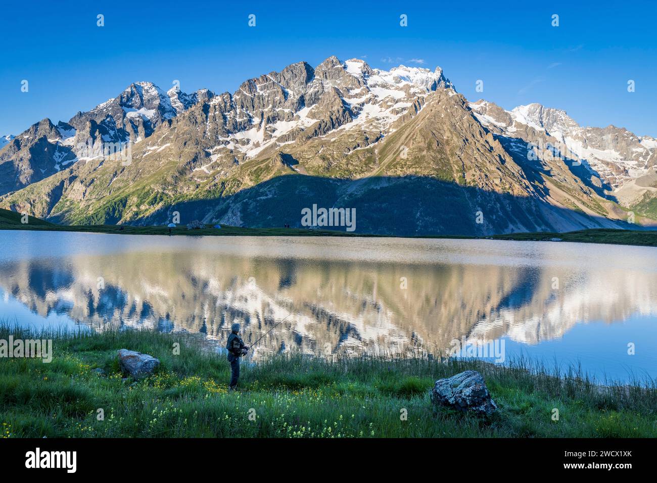 Francia, Hautes-Alpes, Villar-d'Arene, alta valle Romanche, lago Pontet (1955 m) con la Meije (3983 m) sullo sfondo Foto Stock